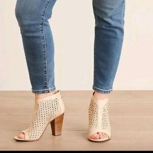 Sundance Womens Beige Woven Leather Peep Toe Block Heel Booties Sandals 39 US8